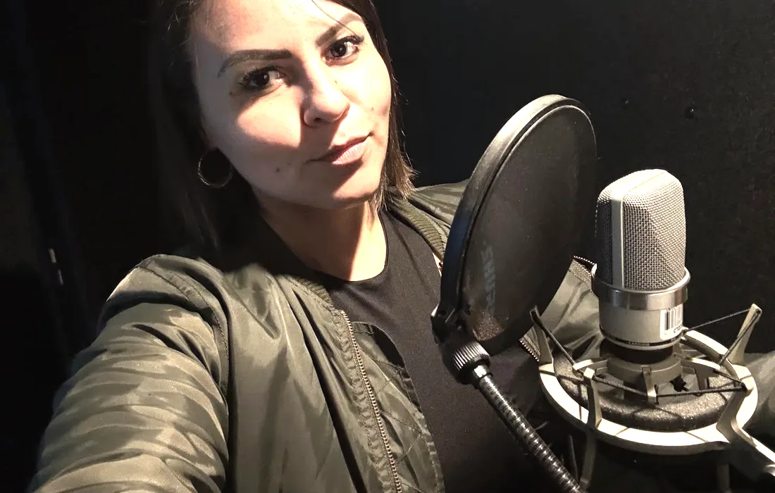 Diana Alonzo en cabina de locución