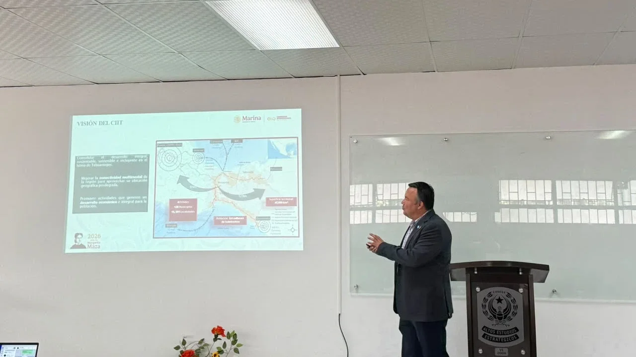 Agregado naval de México durante la conferencia sobre el Corredor Interoceánico